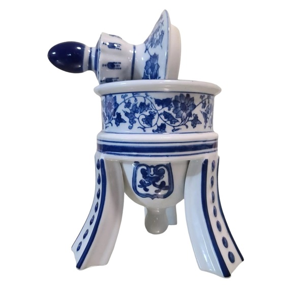 BOMBAY Co. Cobalt Blue & White Porcelain 3 Footed Temple Jar or Canister MINT - Picture 2 of 11